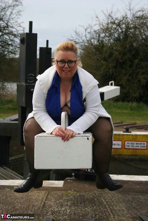 TAC Amateurs are pleased to offer you xxx pics featuring Lexie Cummings in masturbating porn